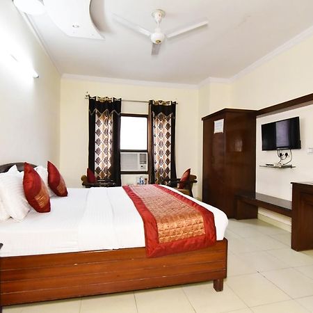 Hotel B-Comfort Amritsar Buitenkant foto